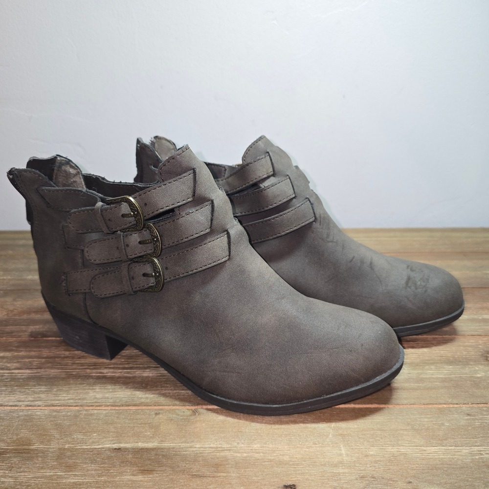 Me Too Alyssa Taupe Grey Faux Suede Triple Buckle Ankle Boots Size 8.5 M
